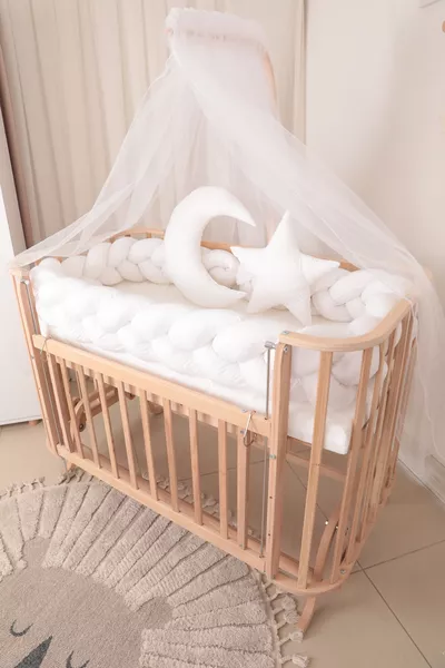 Natürliches Holz Mabela Beistellbett für Mütter, Ecru mit Strickschutz, mit Aufzug, 0-5 Jahre, Schaukelbar, 3 Stufen
