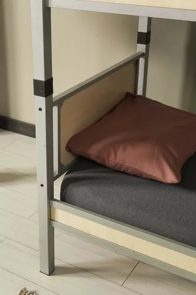 Letto a castello e letto singolo in metallo e legno per cameretta giovanile