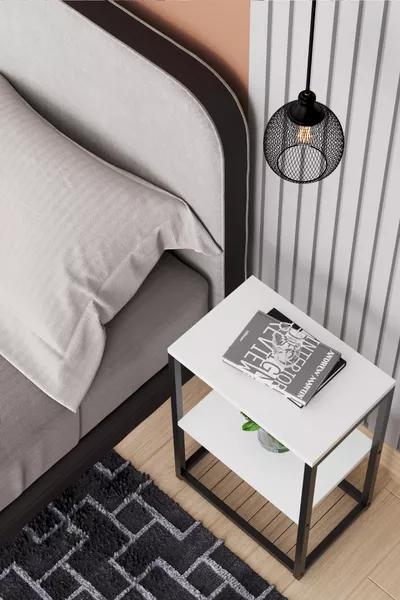 Dekorativer Nachttisch mit Metallbeinen und Holzregalen