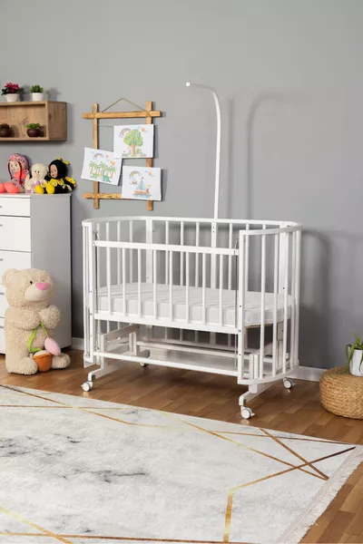 Berceau en bois à côté de la mère, berceau pour bébé qui se balance, lit unique sans ensemble avec roulettes