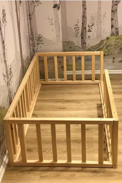 Lit pour bébé Montessori Markaawm en pin naturel