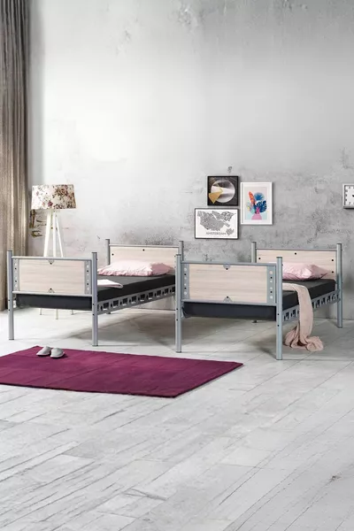 Elegantes Jugendzimmer mit Holzkopfteil, Metall-Etagenbett und Einzelbett