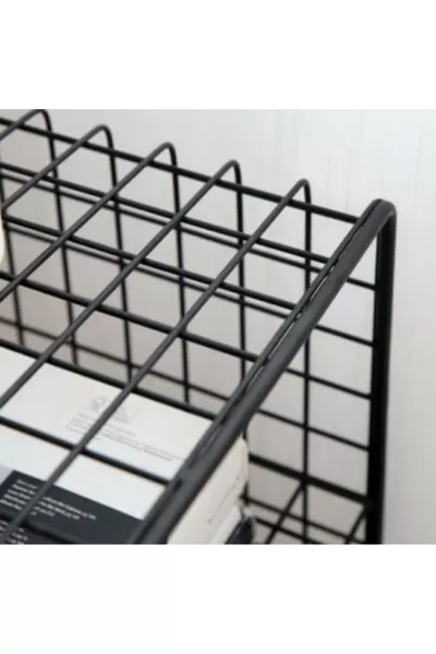 Tavolino in metallo modello scandinavo con ripiano a rete e gambe in filo