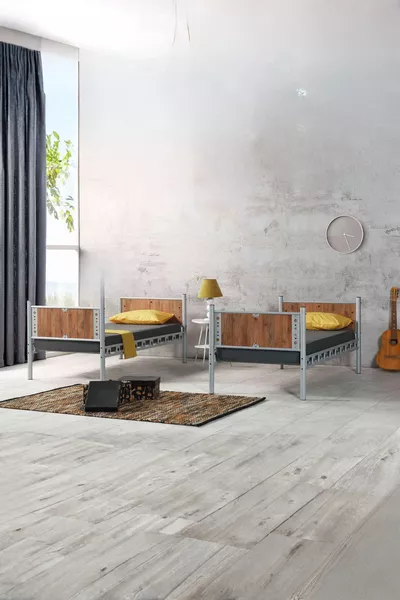 Elegante camera da letto per giovani con letto a castello in metallo e testata in legno