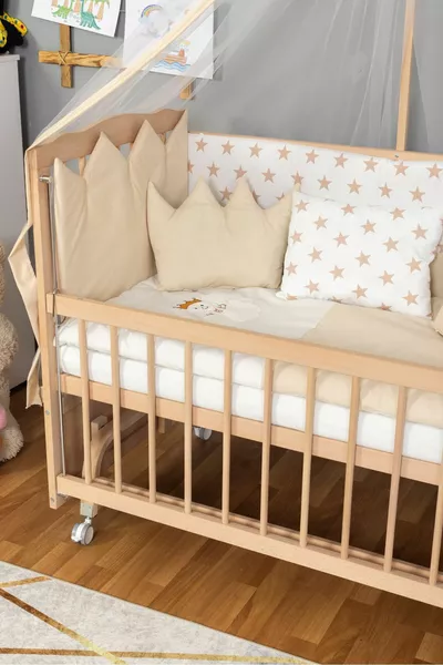 Natürliches Holz Babybett für neben dem Elternbett Organisch (UNGESTRICHEN) - cremefarben Bestickung (OHNE SCHRIFT) Schlafset mit Bettrollen