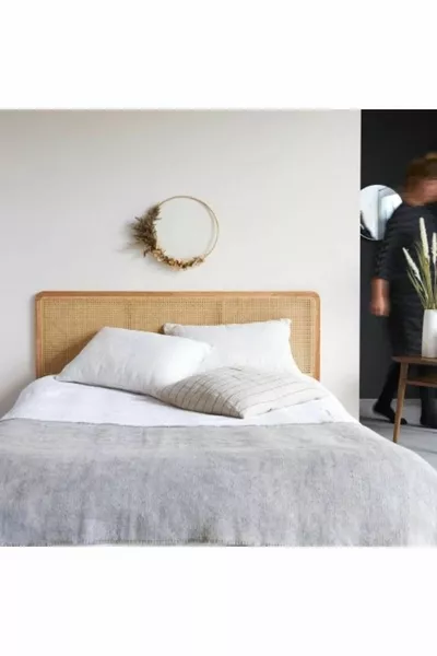 Houten hoofdeinde met nachtkastjes