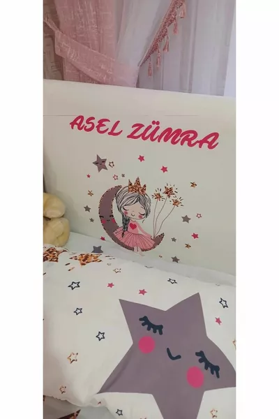 Housse de tête de lit avec motif de fille assise sur la lune